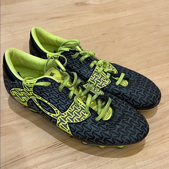 Kids Under Armour Soccer Cleats Size 7 - Picture 1 of 5